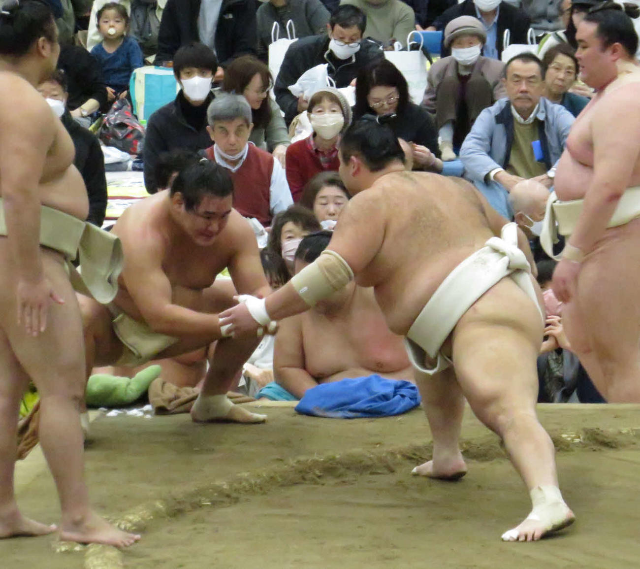 朝乃山（中央右）に胸を借りてぶつかり稽古を行った豊昇龍（同左）