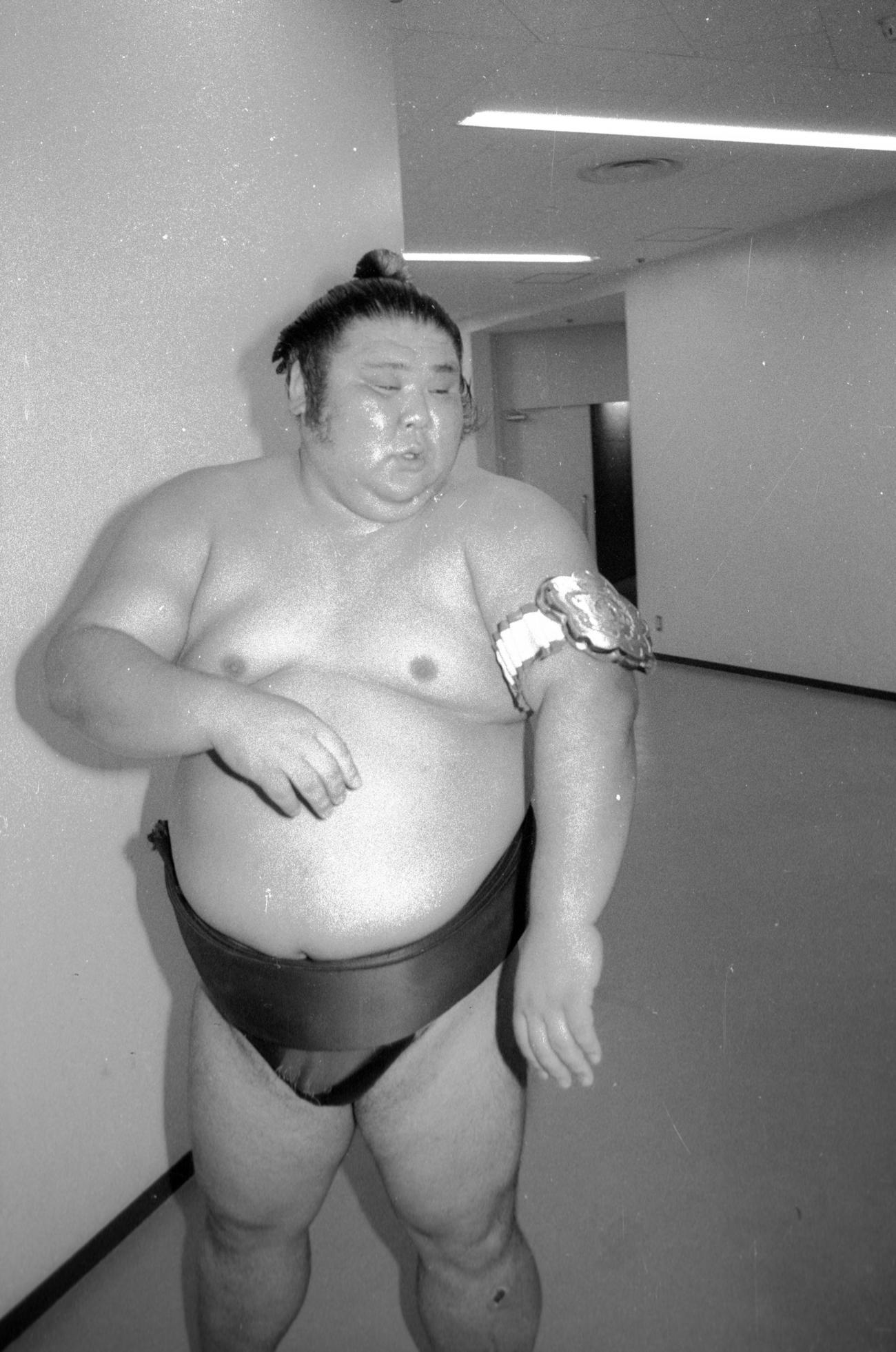 優勝し選士権章を腕に巻いた大関朝潮（85年9月）