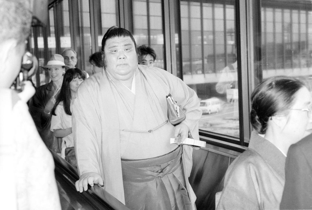 米国公演へ出発する大関朝潮（85年6月）