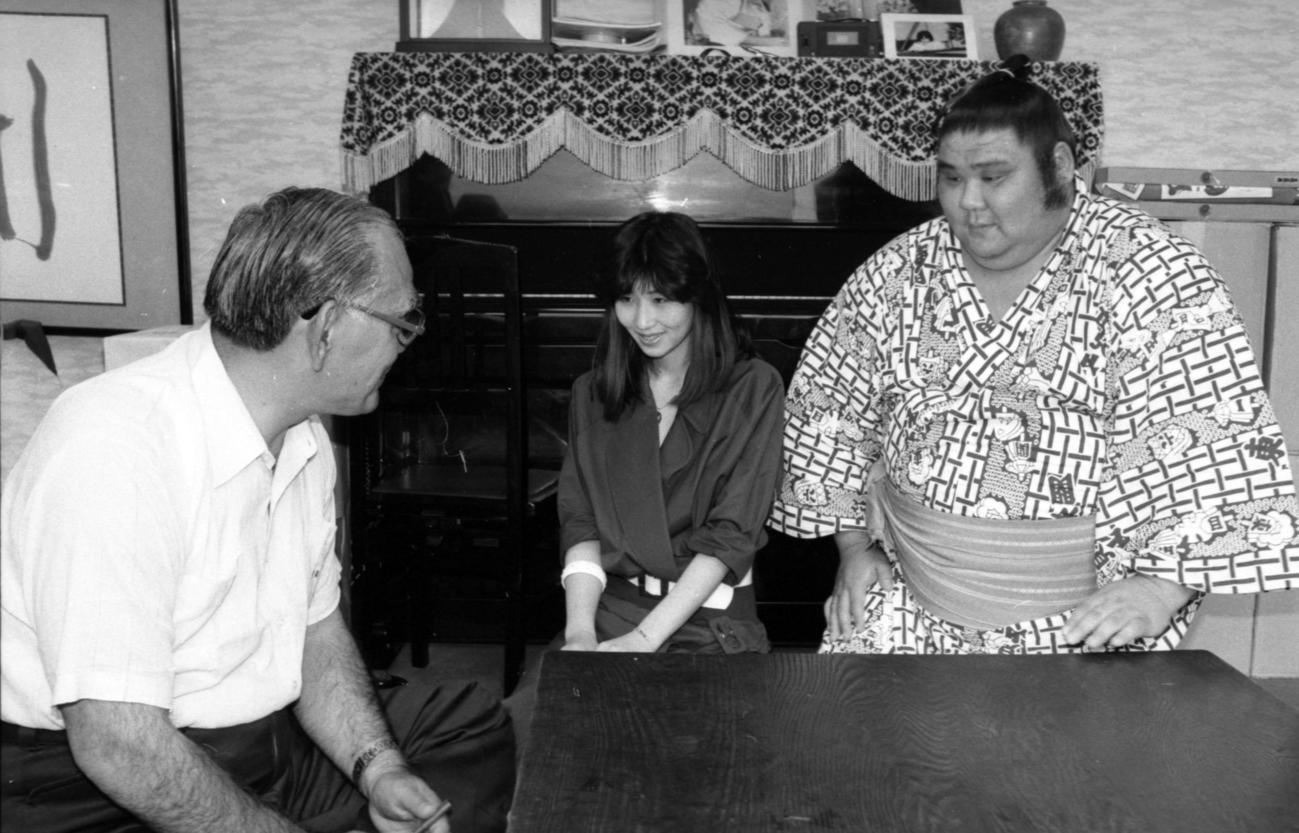 85年6月、高砂親方（左）に神妙な表情で婚約者・芋縄恵さん（中央）を紹介する大関朝潮