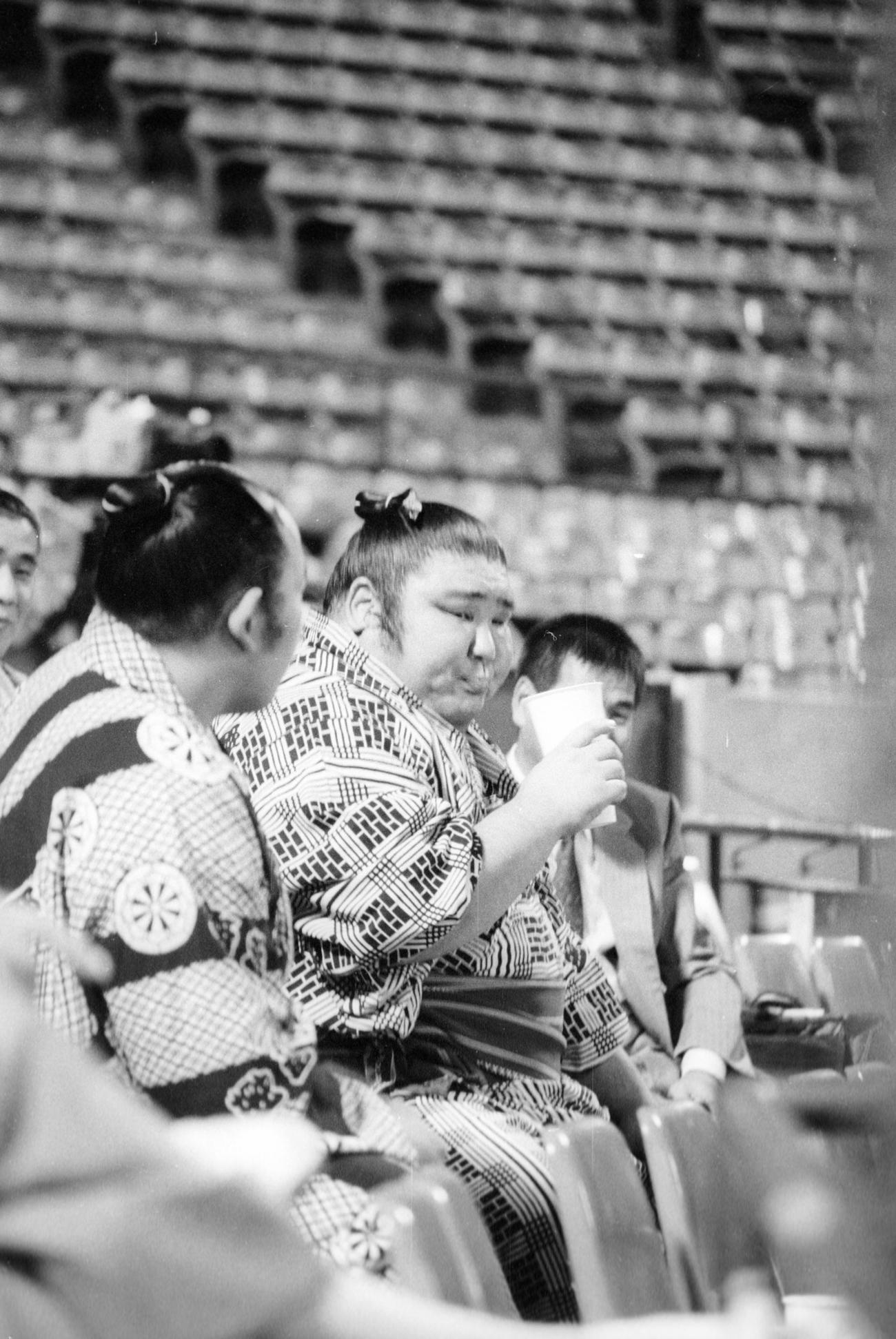 87年10月、ビールを手にのんびり野球観戦をする大関朝潮