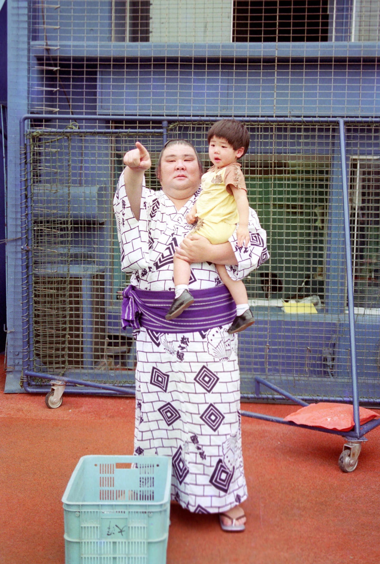 89年5月、長男・長岡成紀ちゃんと横浜スタジアムを訪れた元大関朝潮の山響親方