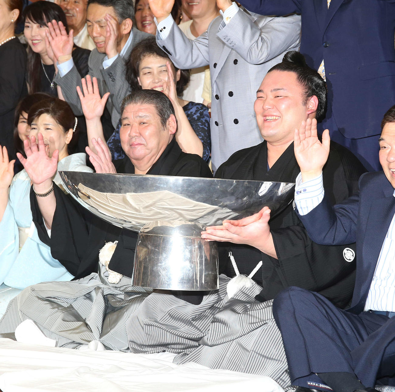 19年5月、夏場所で初優勝を飾った朝乃山（右）と錦島親方（当時高砂親方、元大関朝潮）