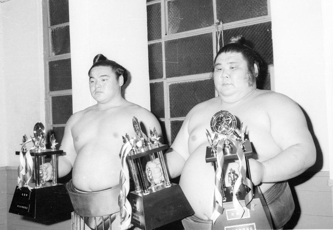 83年1月、殊勲賞、技能賞を獲得した朝潮（右）と敢闘賞の北天佑