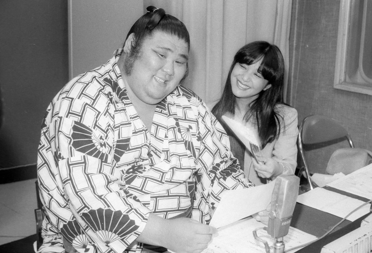 82年6月、ラジオのパーソナリティーを務める朝汐はゲストの岩崎宏美と笑顔