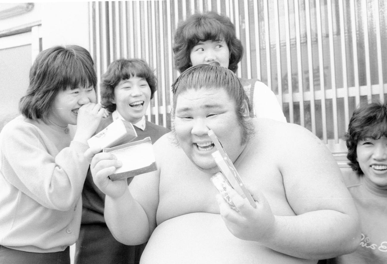 83年2月、朝潮のもとへバレンタインチョコレートを持ったギャルが集結
