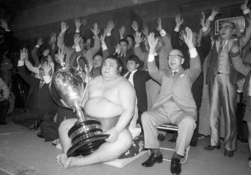 85年3月、初優勝を飾り、支度部屋で後援者らと記念写真に納まる東張出大関朝潮