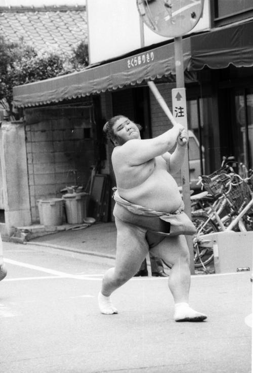 85年5月、稽古では調子が上がらずバットを振る朝潮