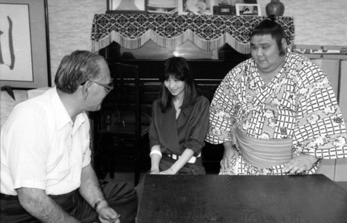 85年6月、高砂親方(左)に神妙な表情で婚約者・芋縄恵さん(中央)を紹介する大関朝潮