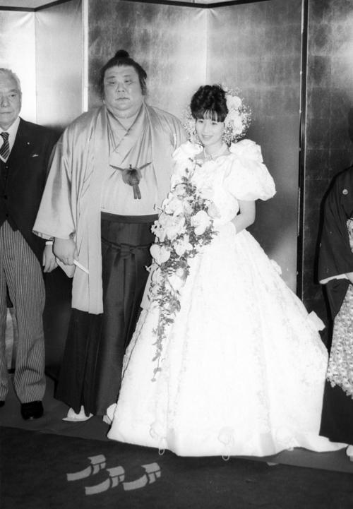 86年1月、ウエディングドレス姿の恵さんと招待客を送る大関朝潮