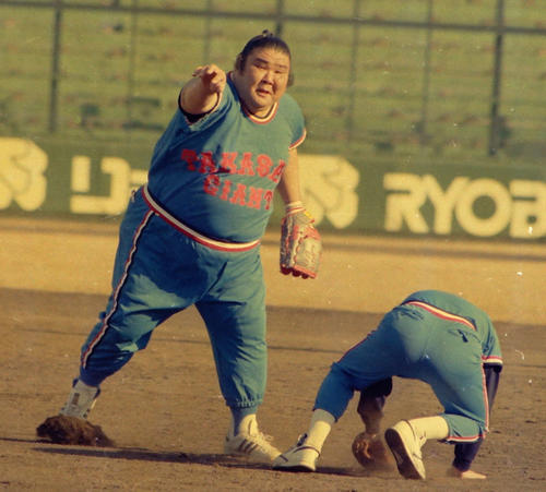 88年12月、プロ野球ロッテと高砂部屋の親善試合でプレーする元大関朝潮の高砂親方