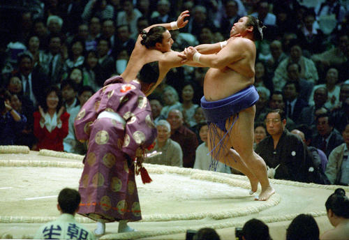 89年3月、寺尾に押し出しで敗れ、4連敗を喫した朝潮(右)。この一番を最後に現役を引退した