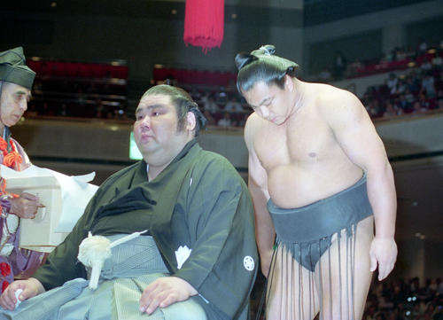 89年9月、断髪式で千代の富士(右)に一礼される山響親方