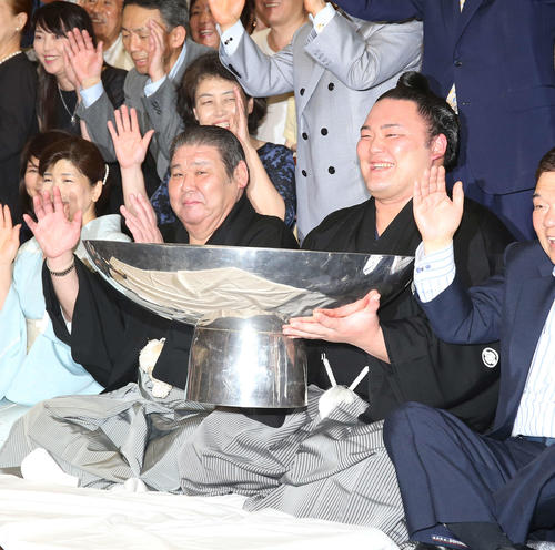 19年5月、夏場所で初優勝を飾った朝乃山(右)と錦島親方(当時高砂親方、元大関朝潮)