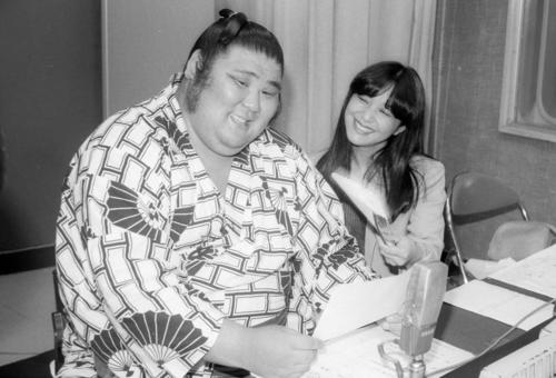 82年6月、ラジオのパーソナリティーを務める朝汐はゲストの岩崎宏美と笑顔