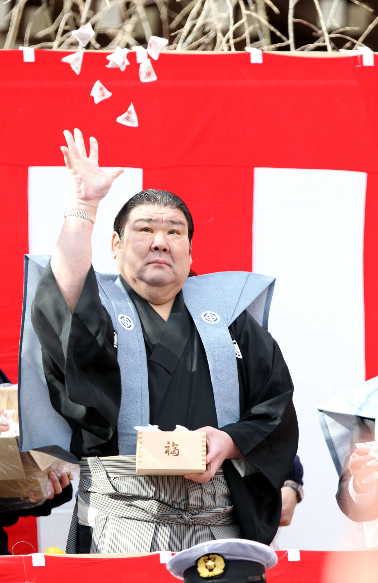 10年2月、豆まきを行う高砂親方