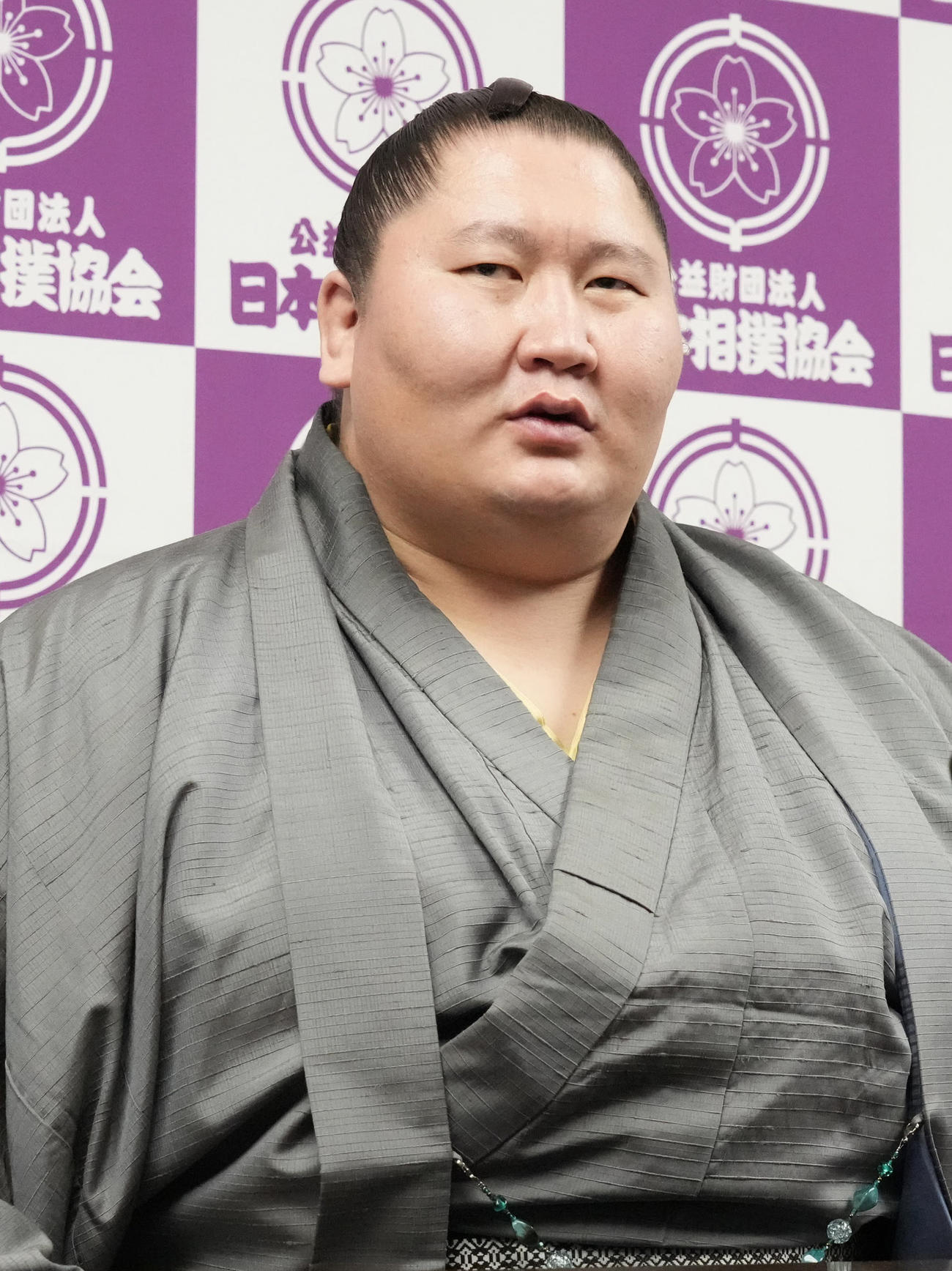 5月4日、引退会見に臨む逸ノ城