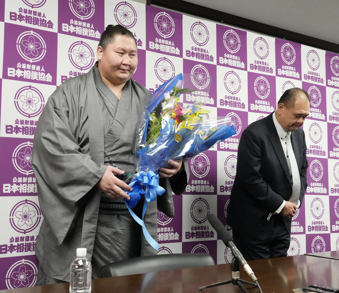 5月4日、引退会見に臨む逸ノ城。右は師匠の湊親方
