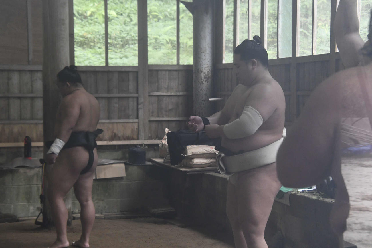 稽古に参加した錦富士（撮影・平山連）