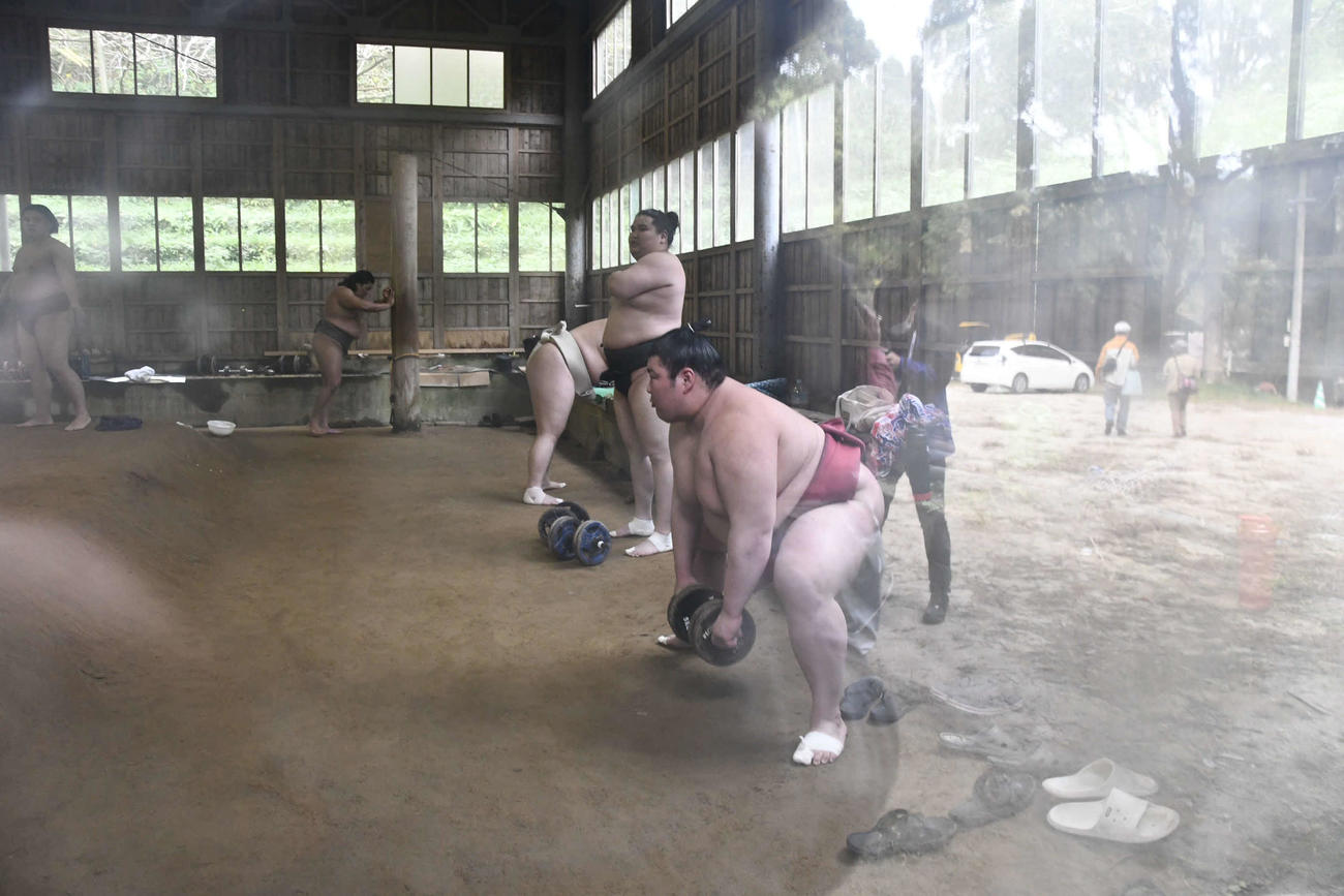 伊勢ケ浜部屋での稽古に参加した熱海富士（撮影・平山連）