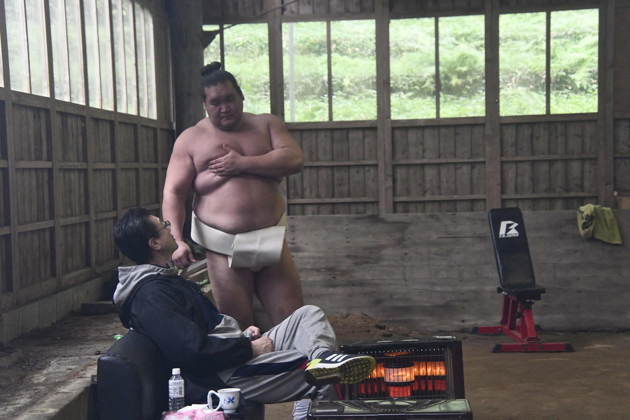 師匠の伊勢ケ浜親方（元横綱旭富士）と話す横綱照ノ富士（撮影・平山連）