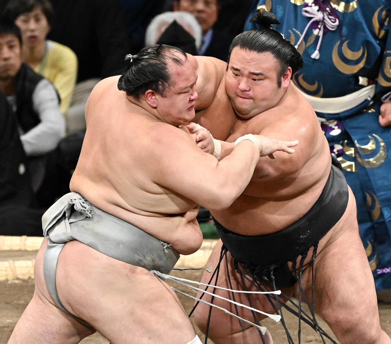 貴景勝（右）は北勝富士を攻める（撮影・滝沢徹郎）