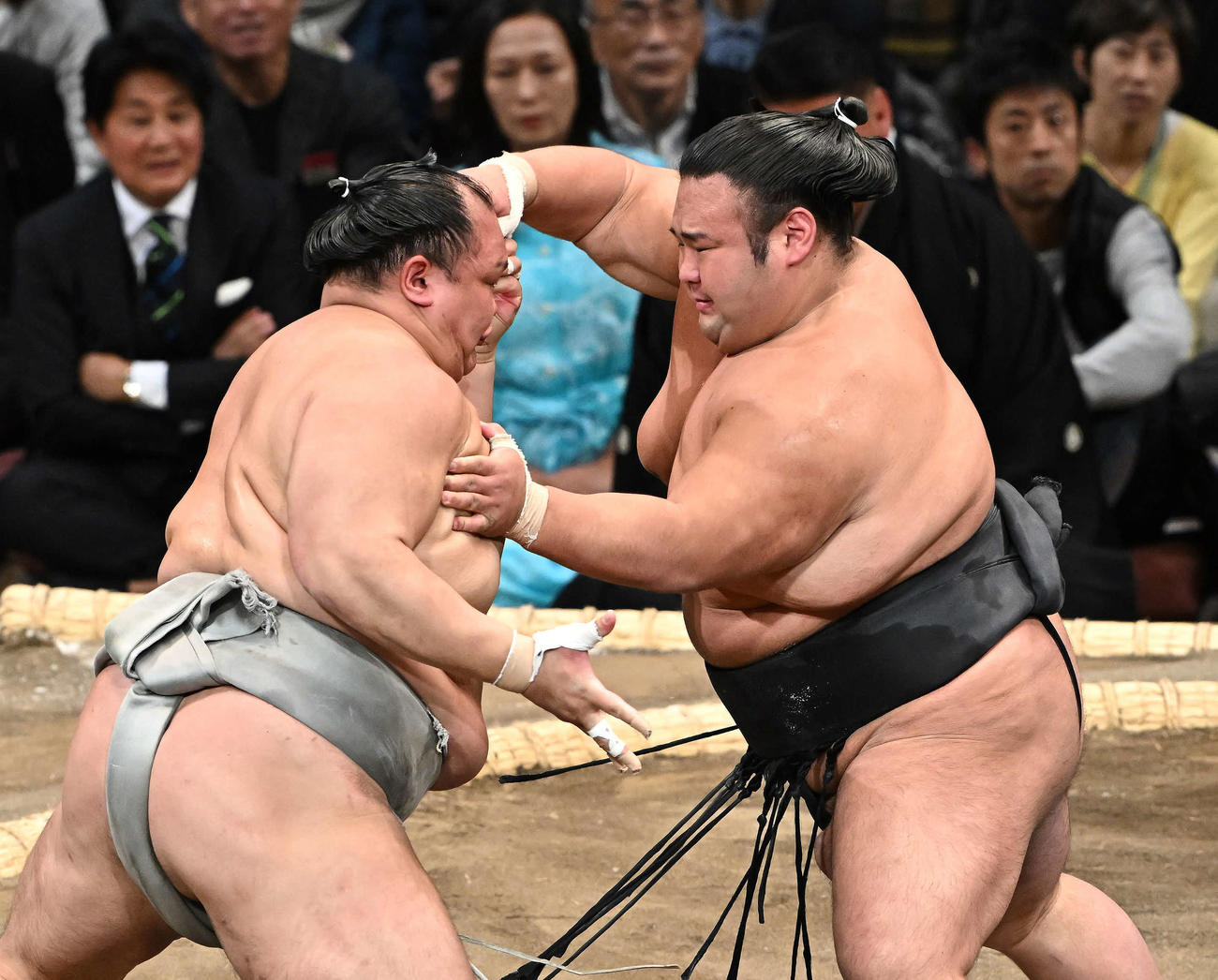 貴景勝（右）は北勝富士を攻める（撮影・滝沢徹郎）