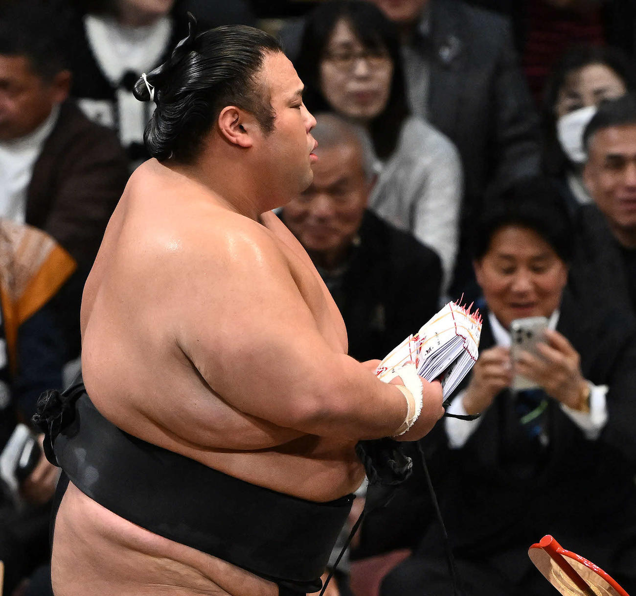 貴景勝は北勝富士を破り懸賞を受け取る（撮影・滝沢徹郎）