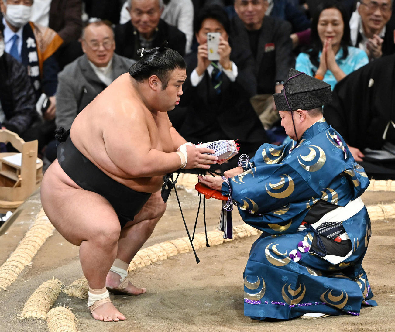 貴景勝は北勝富士を破り懸賞を受け取る（撮影・滝沢徹郎）