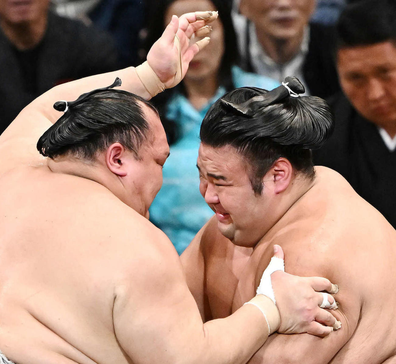 貴景勝（右）は北勝富士を攻める（撮影・滝沢徹郎）