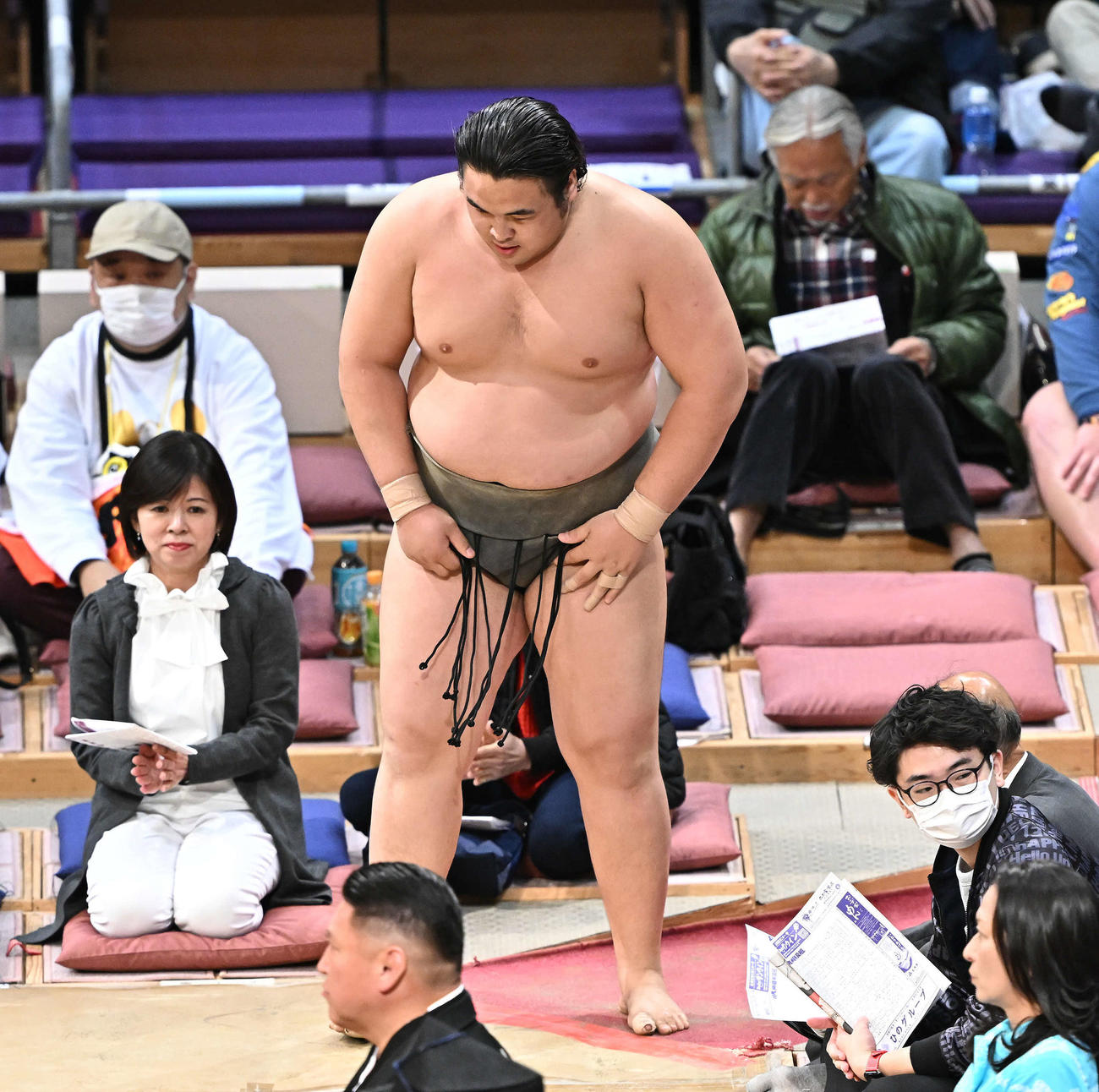 琴太豪に敗れ引き揚げる阿武剋（撮影・滝沢徹郎）