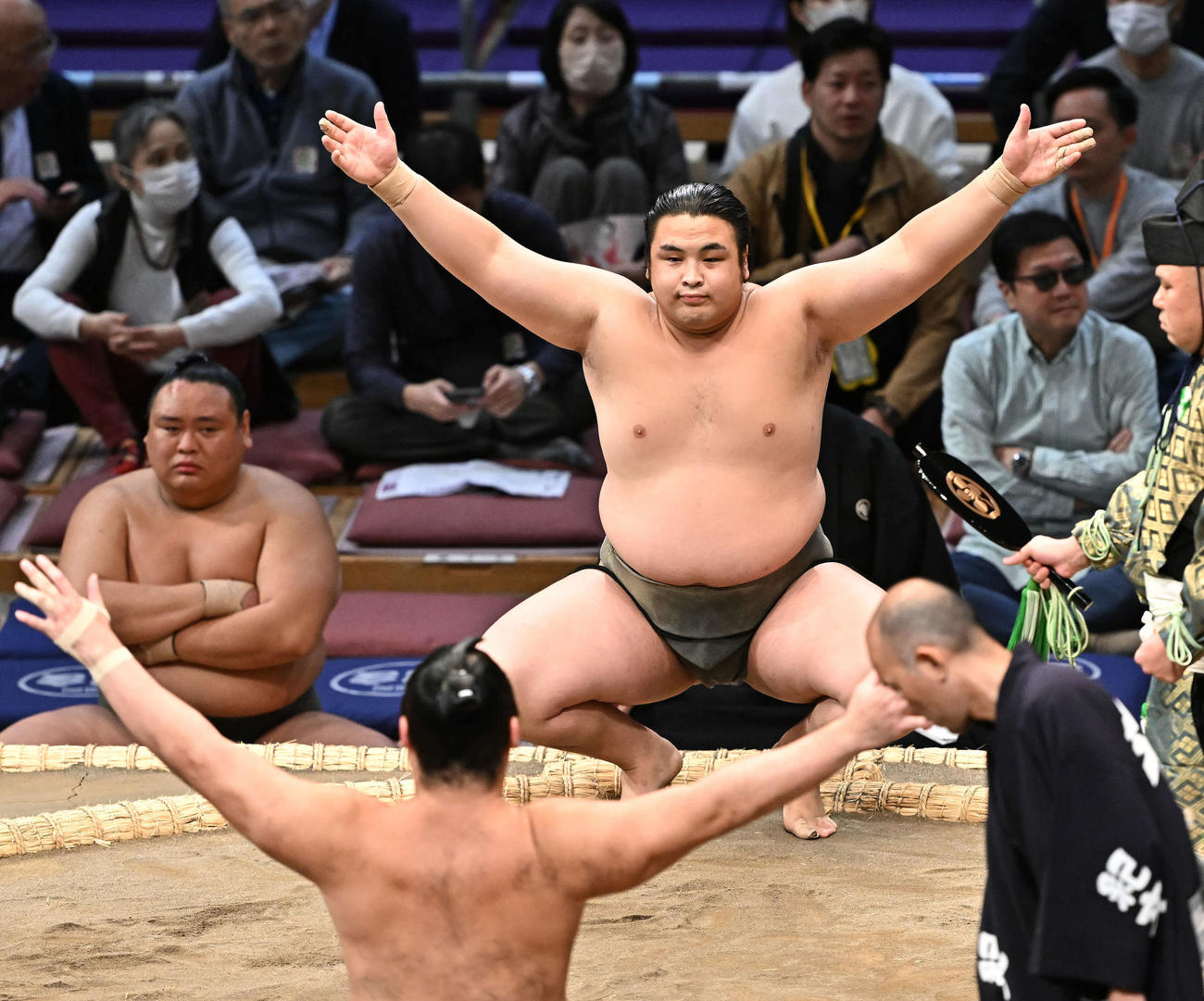 琴太豪（手前）との取組に臨む阿武剋（撮影・滝沢徹郎）