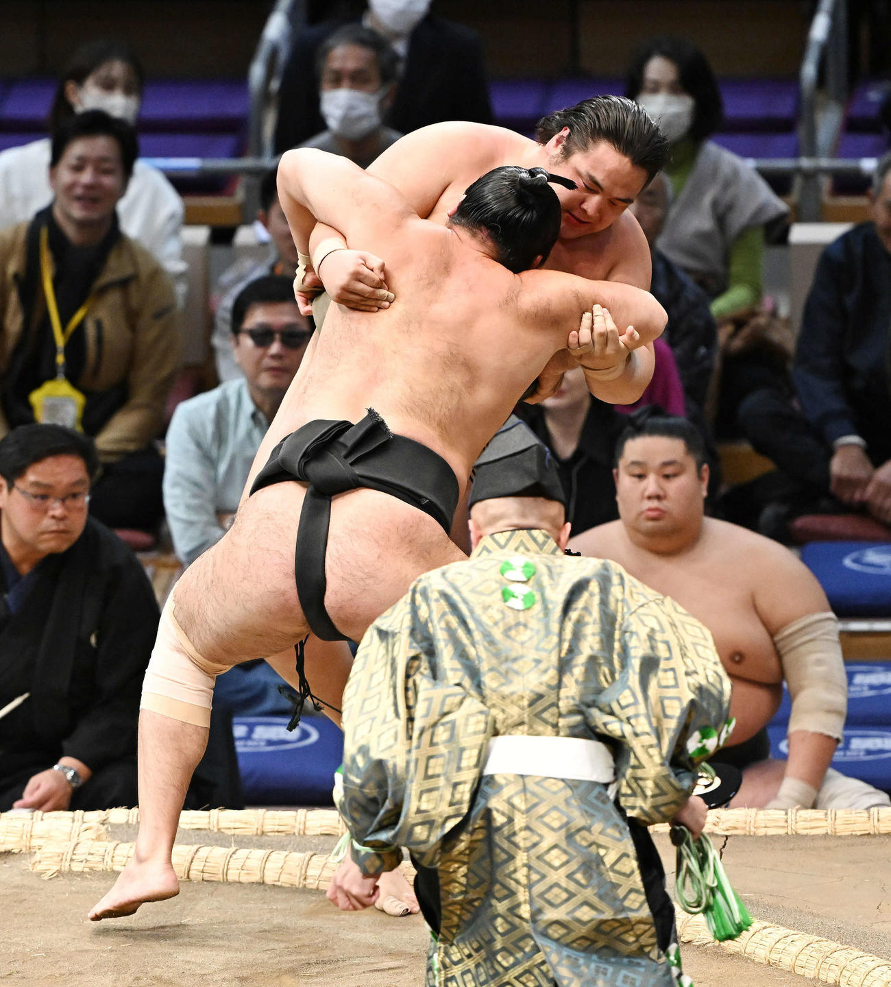 阿武剋（後方）は琴太豪に寄り切りで敗れる（撮影・滝沢徹郎）