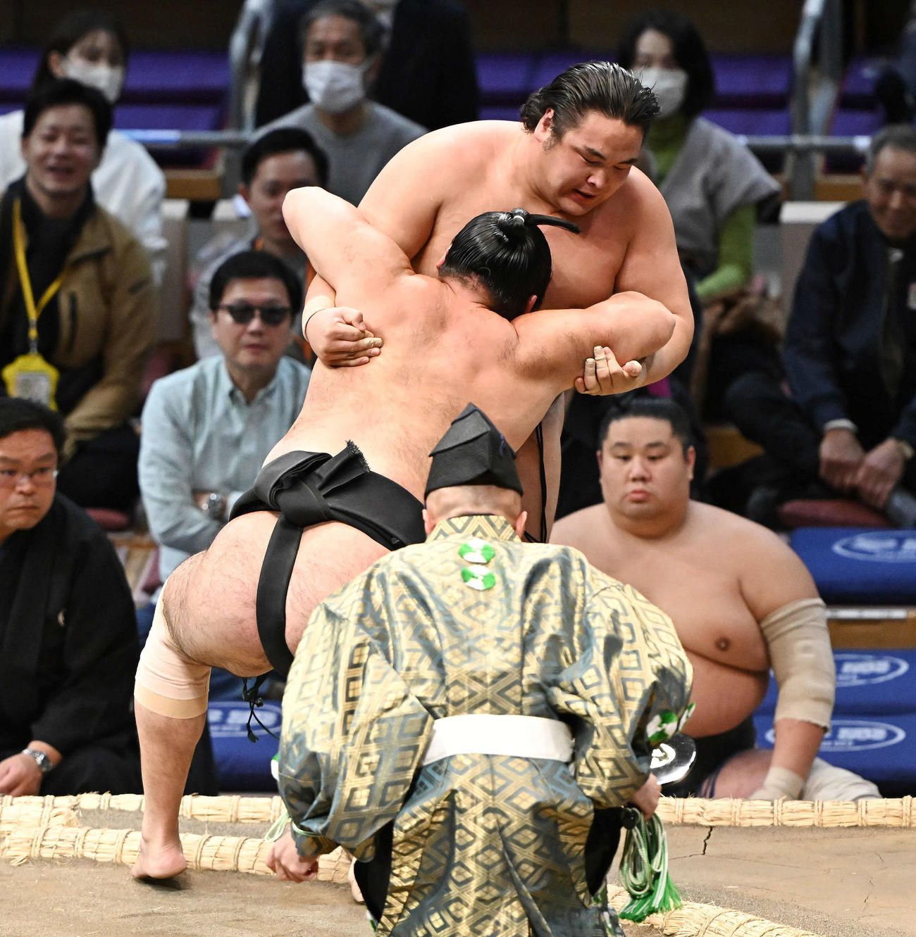 阿武剋（後方）は琴太豪に寄り切りで敗れる（撮影・滝沢徹郎）