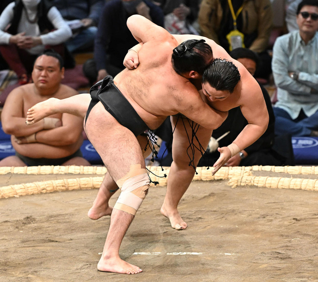 琴太豪（手前）に攻められる阿武剋（撮影・滝沢徹郎）