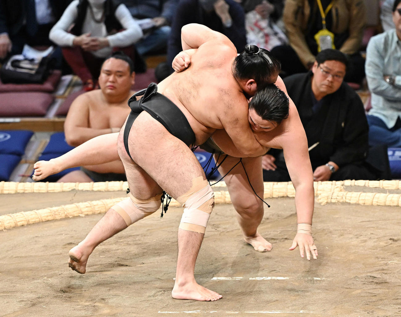 琴太豪（手前）に攻められる阿武剋（撮影・滝沢徹郎）