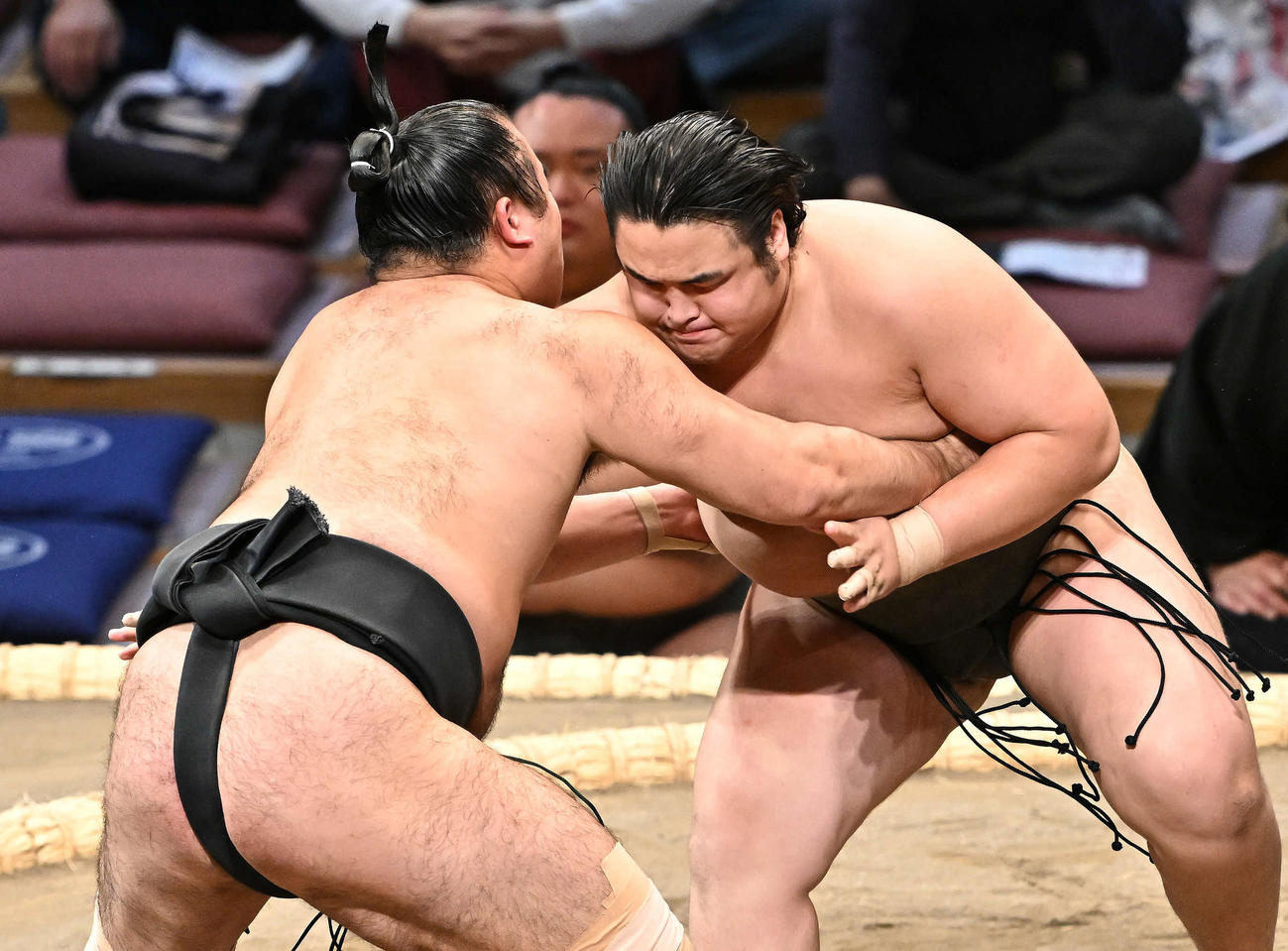 阿武剋（右）は琴太豪を攻める（撮影・滝沢徹郎）