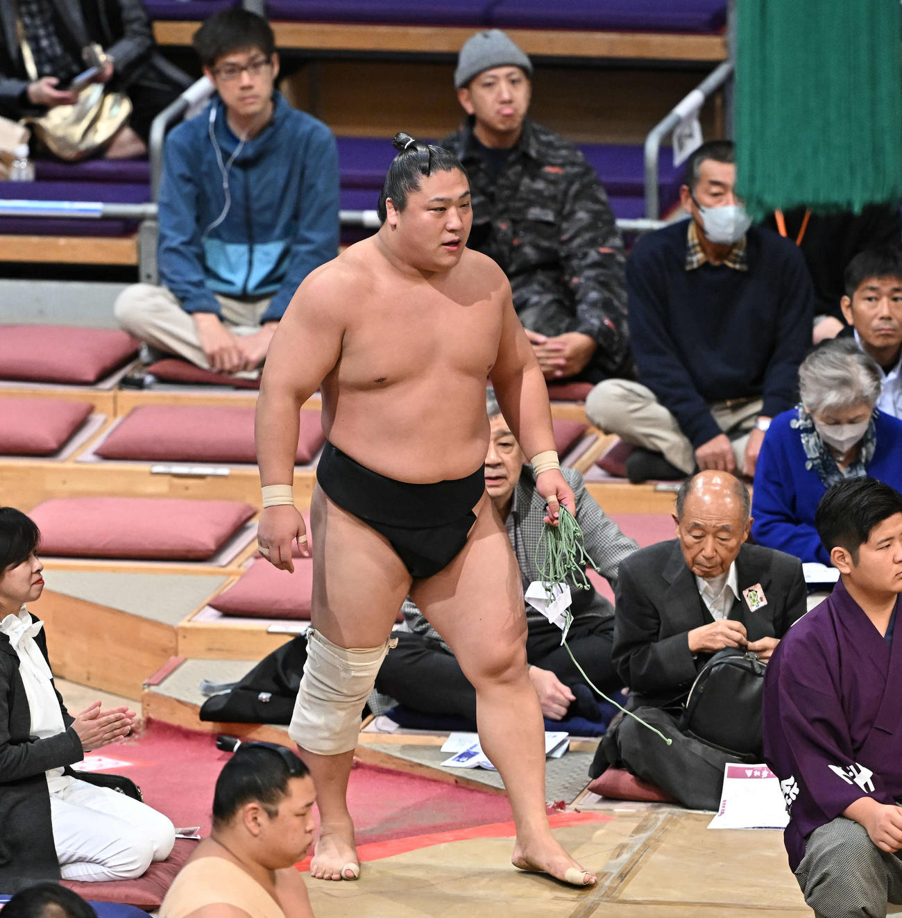 嘉陽に敗れ引き揚げる若隆景（撮影・滝沢徹郎）