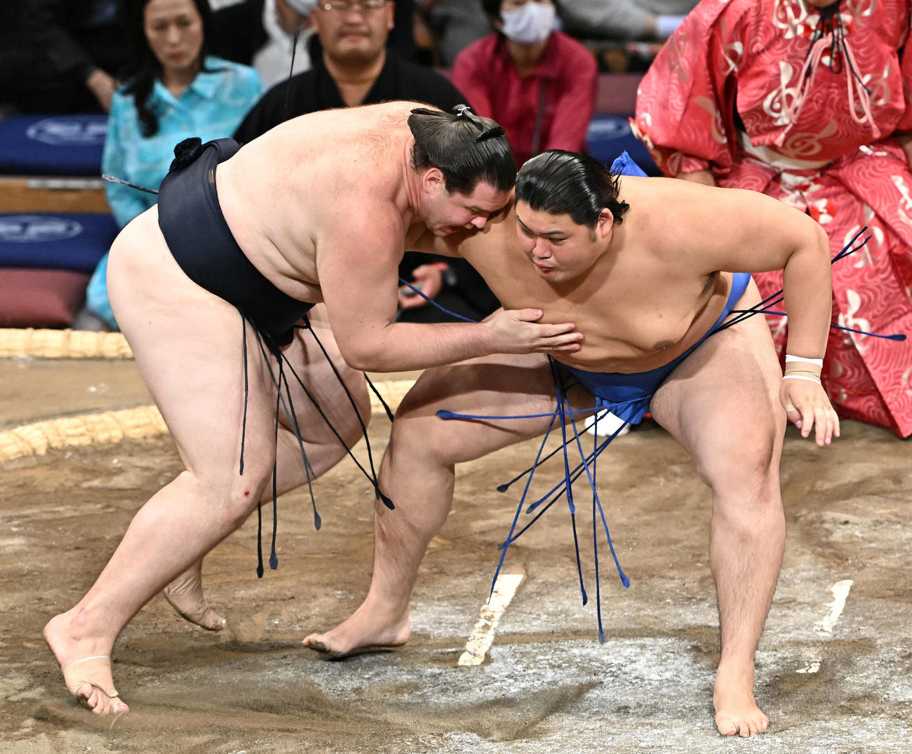 大の里（右）は獅司を攻める（撮影・滝沢徹郎）