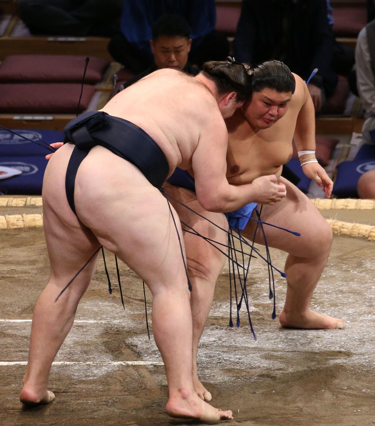 大相撲九州場所初日　獅司を攻める大の里（右）（撮影・冨田成美）