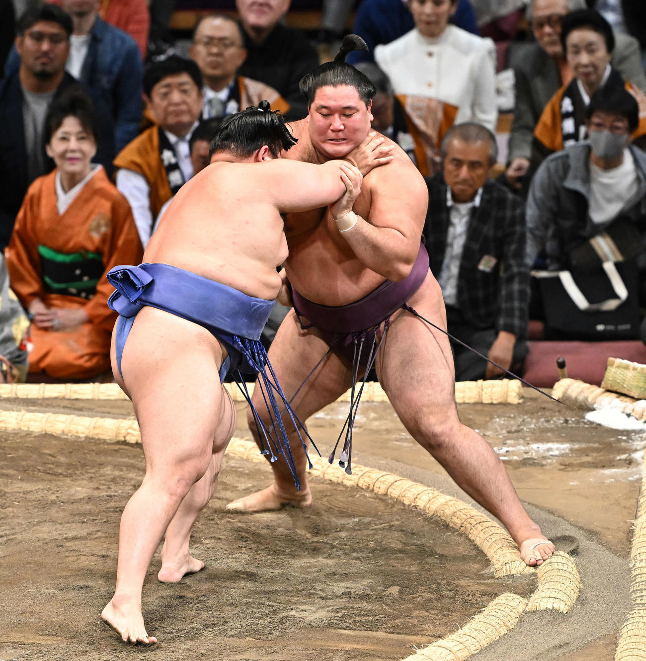 美ノ海（左）に寄り切りで敗れる狼雅（撮影・滝沢徹郎）