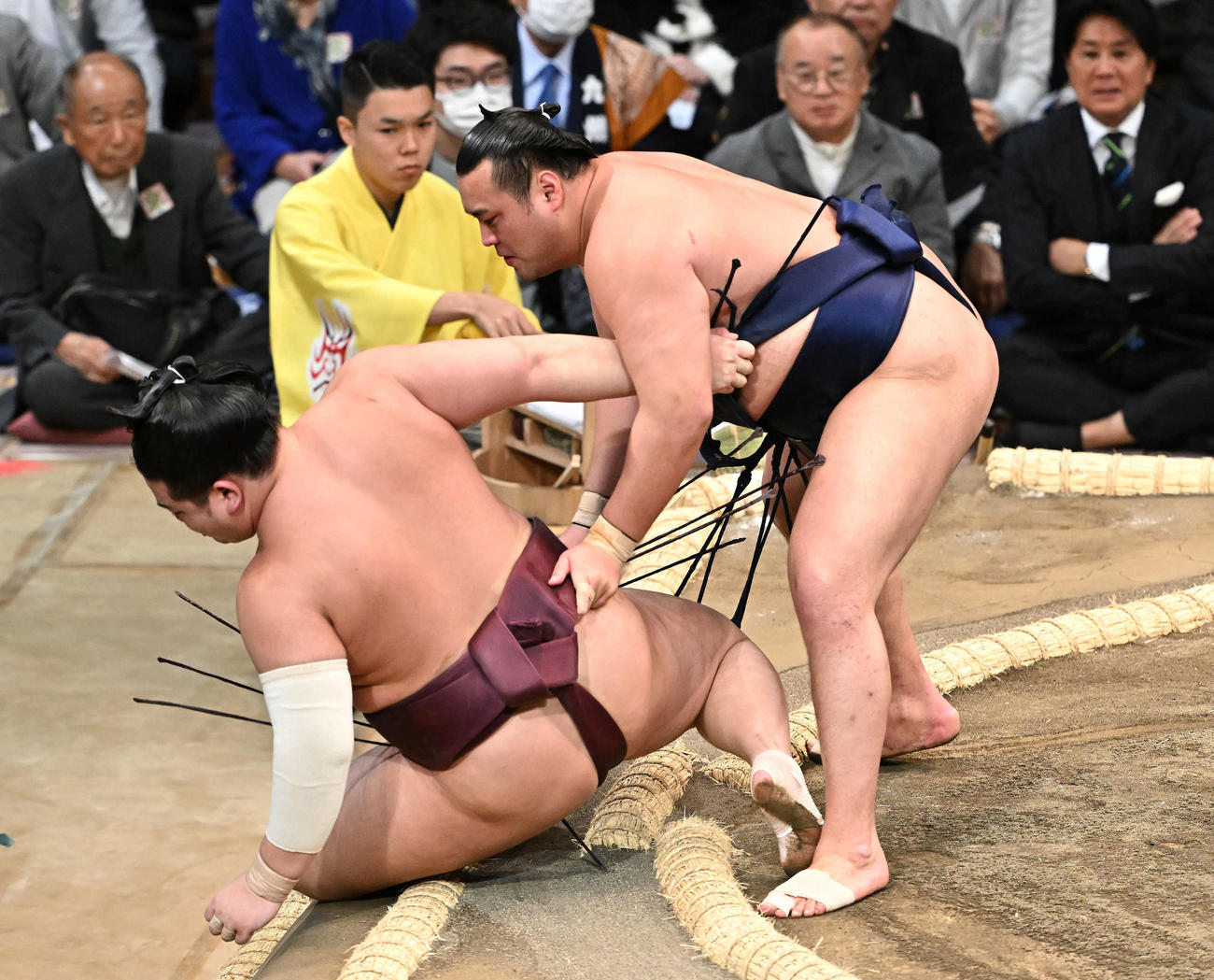 北の若（右）は寄り倒しで錦富士を破る（撮影・滝沢徹郎）