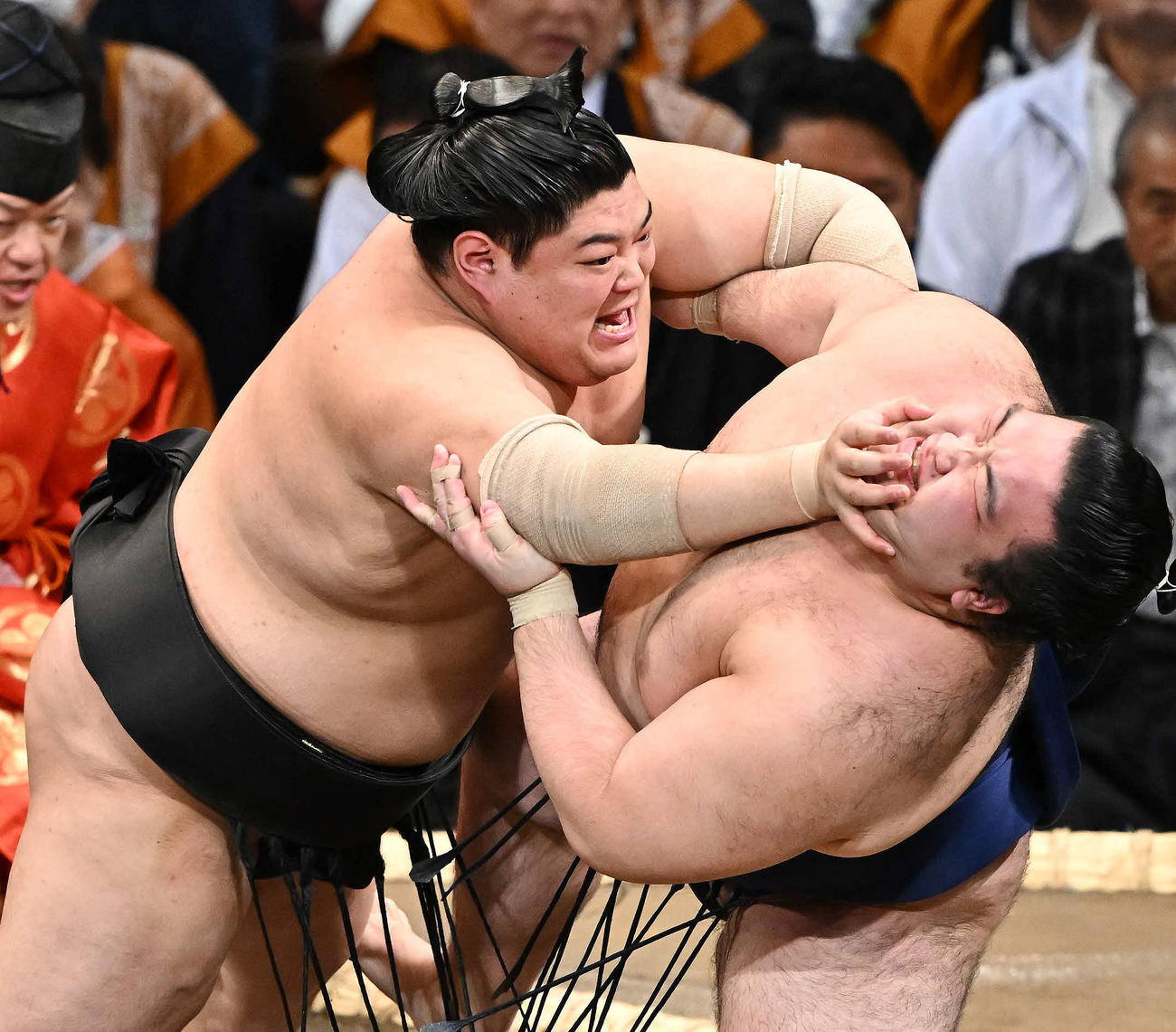 阿炎（左）は豪ノ山を攻める（撮影・滝沢徹郎）