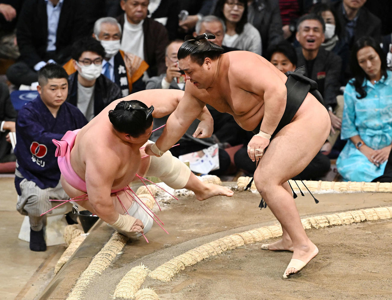 霧島（右）は宇良を寄り倒しで破る（撮影・滝沢徹郎）