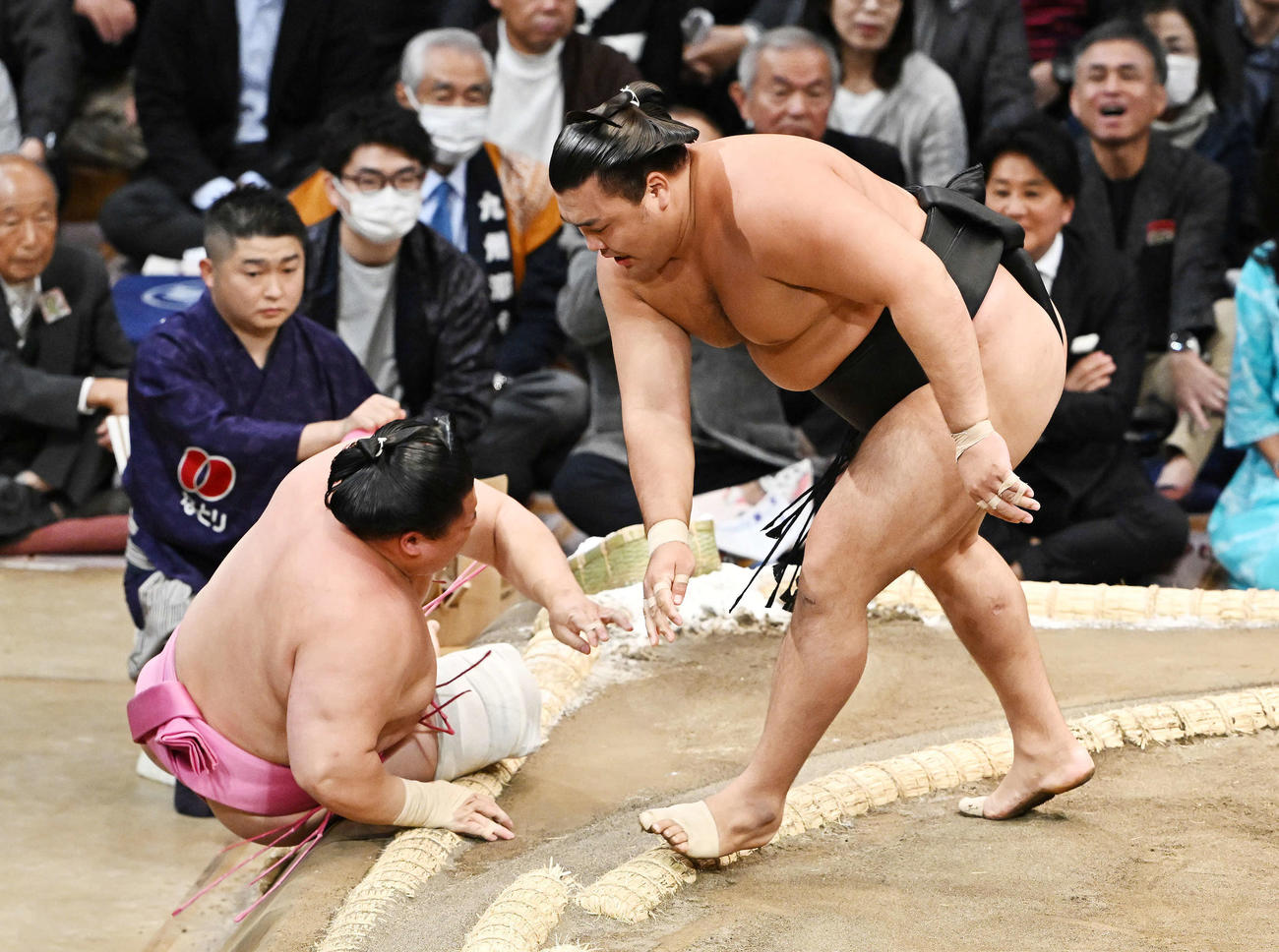 霧島（右）は宇良を寄り倒しで破る（撮影・滝沢徹郎）