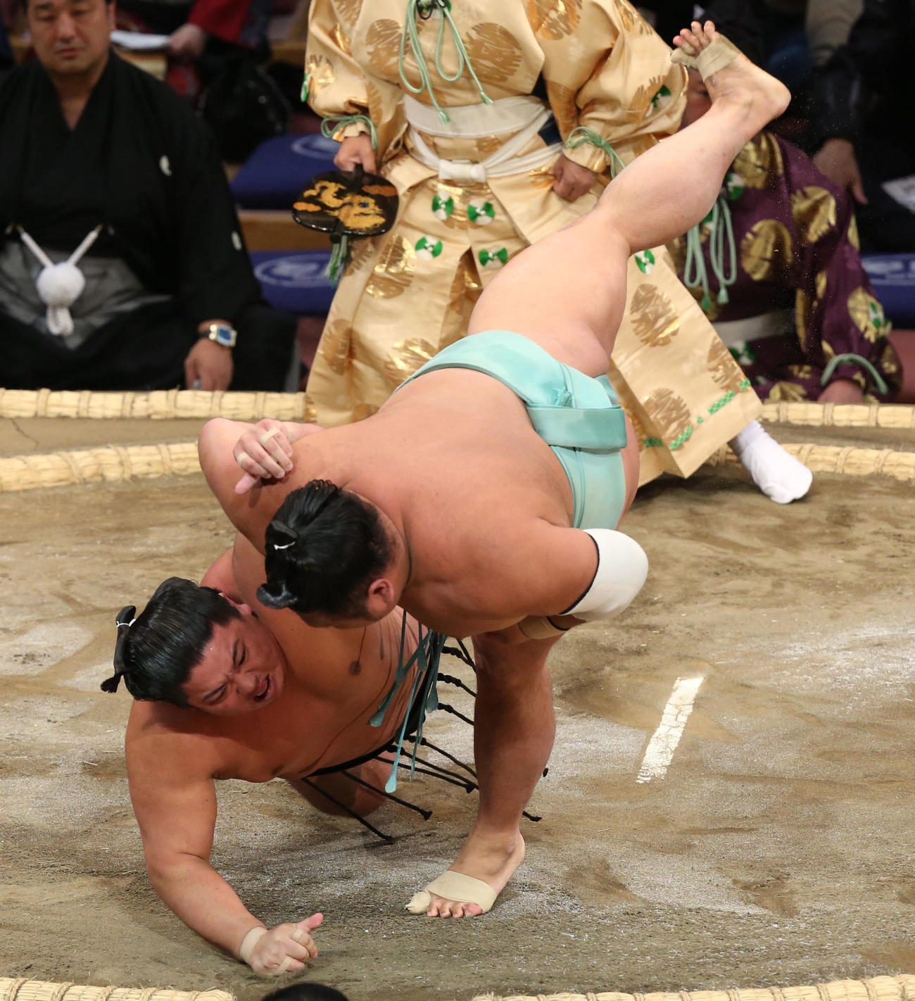 大相撲九州場所　2日目　日翔志（左）は天空海に掛け投げで敗れる（撮影・冨田成美）＝2023年11月13日、福岡投げ国際センター