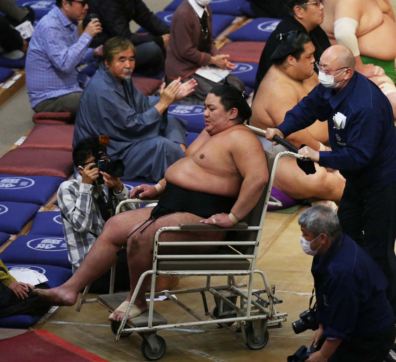 大相撲九州場所　2日目　天空海との取り組みで負傷した日翔志は車いすで運ばれる（撮影・冨田成美）＝2023年11月13日、福岡投げ国際センター