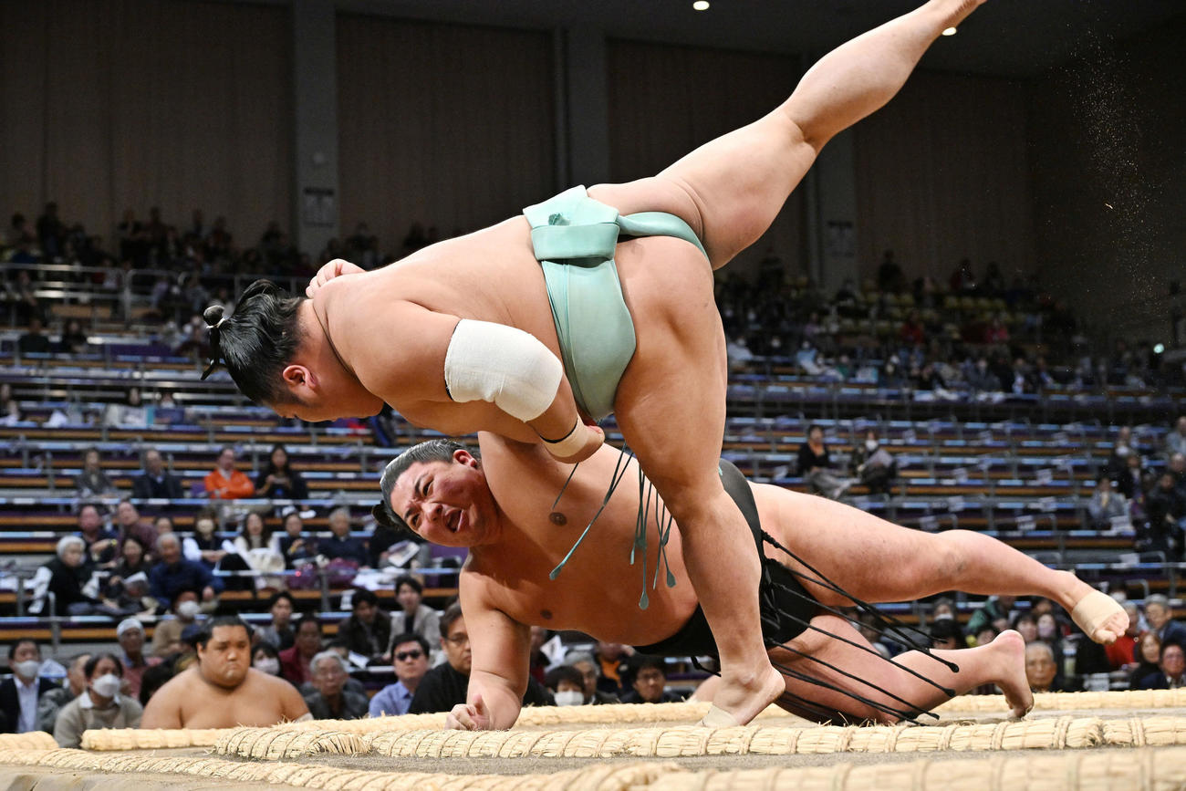 天空海（手前）は日翔志を掛け投げで破る（撮影・滝沢徹郎）