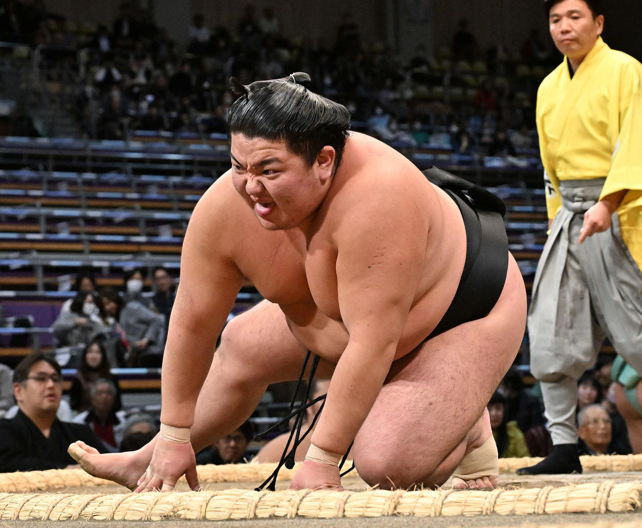 天空海との取り組みで負傷し厳しい表情の日翔志（撮影・滝沢徹郎）