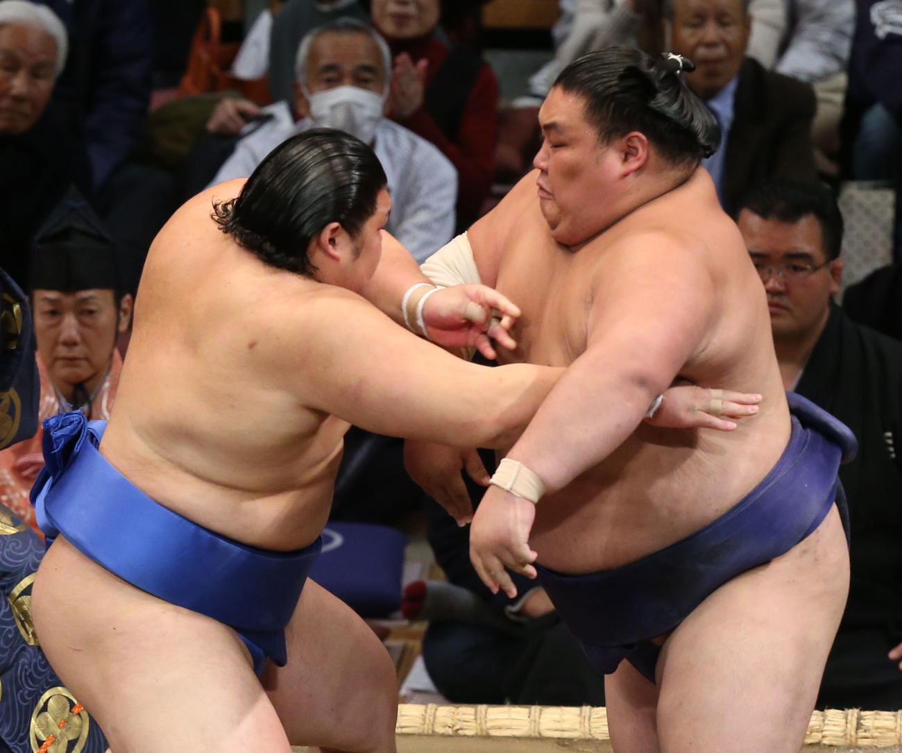 大相撲九州場所　2日目　大の里（左）は大翔鵬を押し出しで破る（撮影・冨田成美）＝2023年11月13日、福岡投げ国際センター
